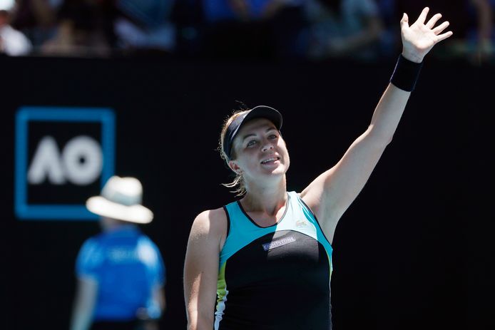 De blije Pavljoetsjenkova viert het bereiken van de vierde ronde van de Australian Open.