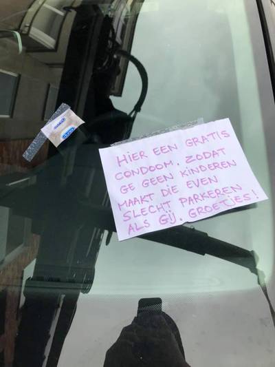 Un riverain colle un préservatif et un drôle de message sur le pare-brise d'un automobiliste mal garé