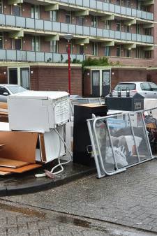 Containers van bewoners in Nieuwegein worden continu gebruikt als dumpplek: ‘Het verpaupert hier!’