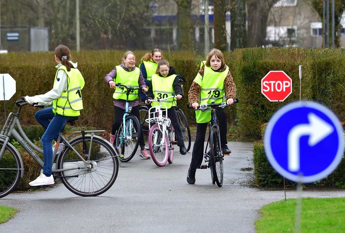 Basisschoolleerlingen fietsen door het Verkeersdoolhof in Vrouwenhof.