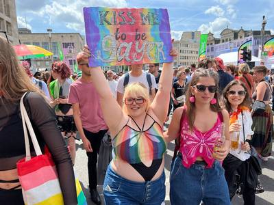 Duizenden feestvierders trekken door Brussel op de Belgian Pride: “Hier voelen we ons écht veilig”