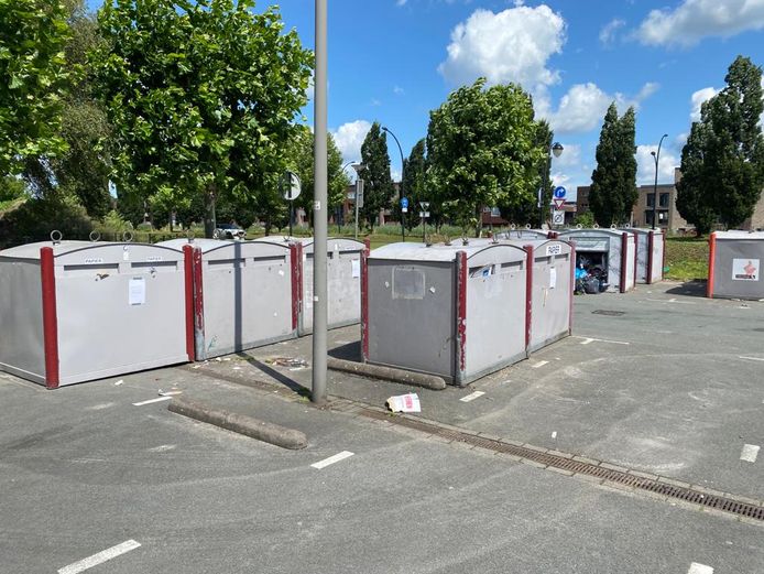 Containers bij winkelcentrum Vathorst.