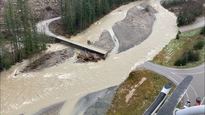 Het water heeft een brug weggeslagen bij het plaatsje Hope (British Columbia).