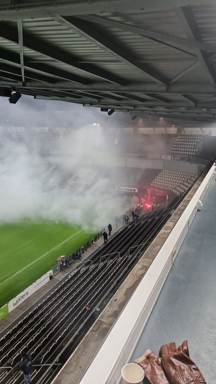 Supporters komen stadion binnen van Heracles.
