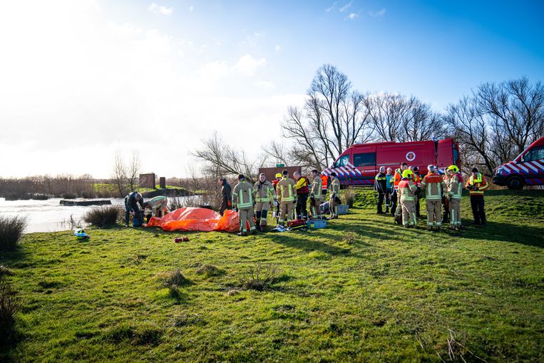 Hulpdiensten zoeken in het water naar personen. Beeld ANP