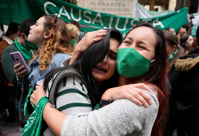 Abortusactivisten vieren de beslissing van het Hooggerechtshof in de Colombiaanse hoofdstad Bogota.