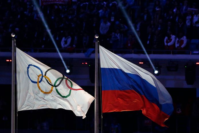 De Russische atleten die tóch mogen deelnemen aan de Olympische spelen, zullen onder de neutrale vlag (links in beeld) aantreden.