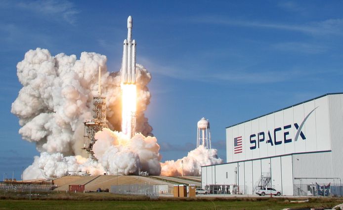 Vanop Cape Canaveral in Florida is gisteren om 21.45 uur Belgische tijd met succes voor het eerst de onbemande Falcon Heavy gelanceerd.