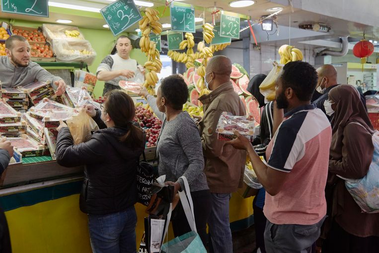 Inwoners van Saint-Denis, een voorstad van Parijs, kopen fruit op de markt. Frankrijk kent een lagere inflatie dan andere Europese landen.  Beeld Getty Images