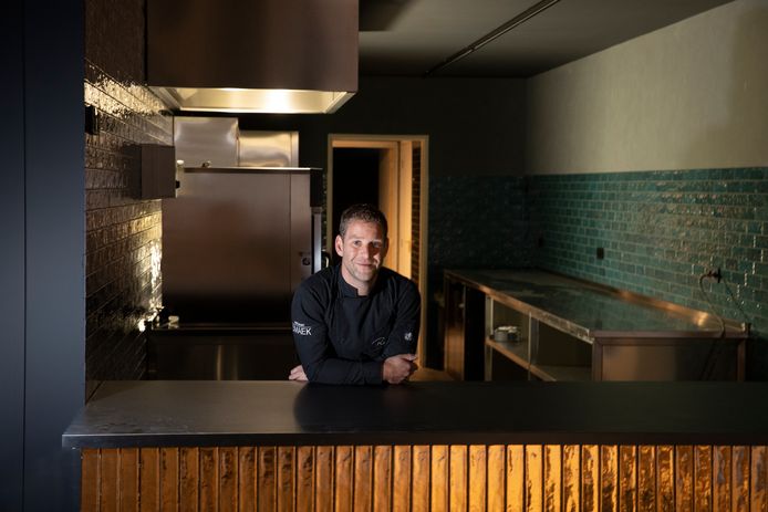 Rene Huisman het SMAEK-atelier, zijn nieuwe afhaal-restaurant annex kookstudio in de Korte Kerkstraat.