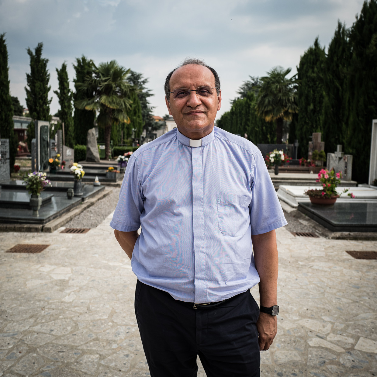 Don ­Mario Carminati op de begraafplaats van Santissimo Redentore, waar hij vele slachtoffers van het coronavirus heeft begraven.  Beeld Nicola Zolin