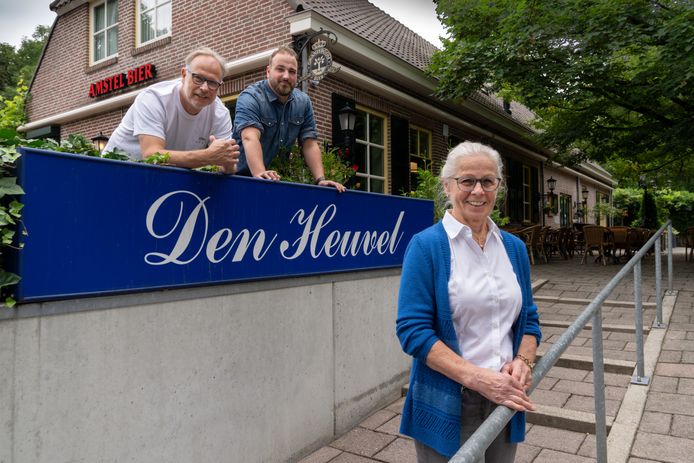 Toos van den Heuvel (71) heeft haar café aan de Loonsebaan in Vught verkocht aan vader en zoon Peter en Daan Holterman.