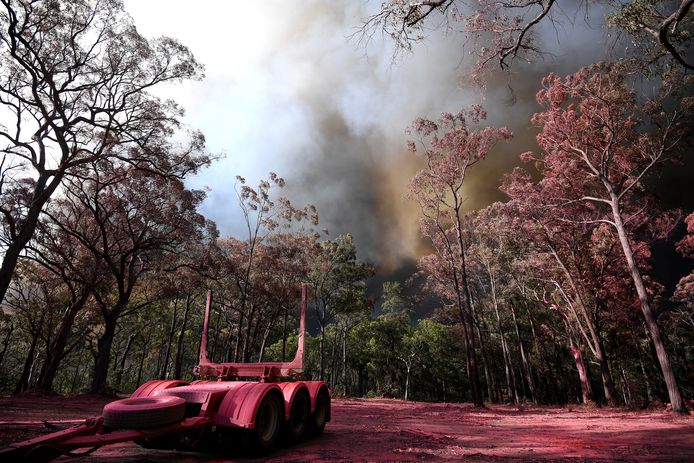 Roze vuurvertragers wordt op Gospers Mountain gedumpt vanuit een blusvliegtuig.