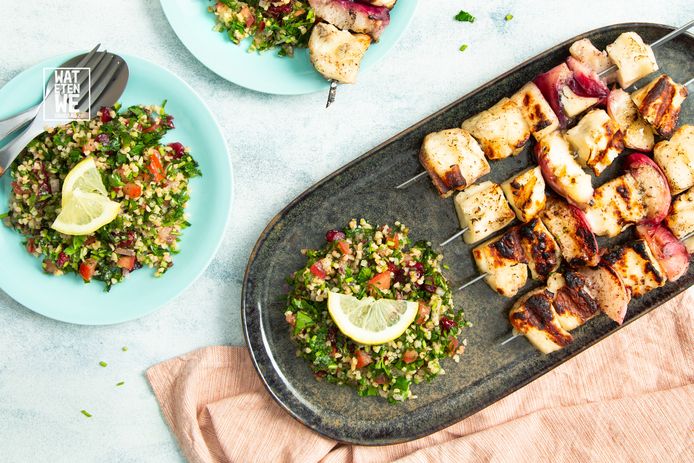 Halloumi-spiesjes van de barbecue met tabouleh