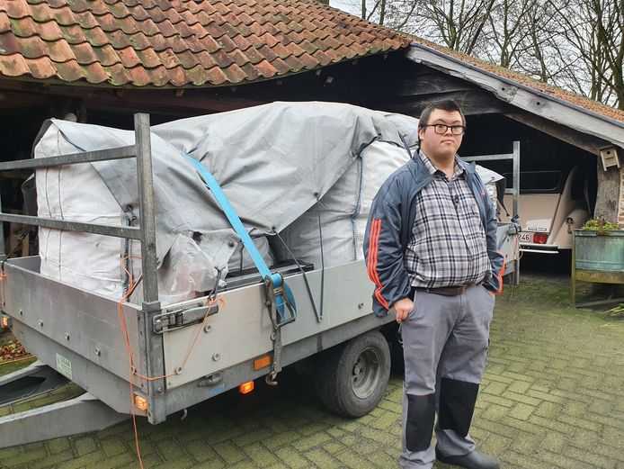 Thijs Brosens ging woensdag samen met zijn vader Jan voor de eerste keer naar Van den Broeck Recycling in Oud-Turnhout. Hij bracht er maar liefst 840 kilogram blikjes en dopjes binnen en kreeg daarvoor zo'n 500 euro.