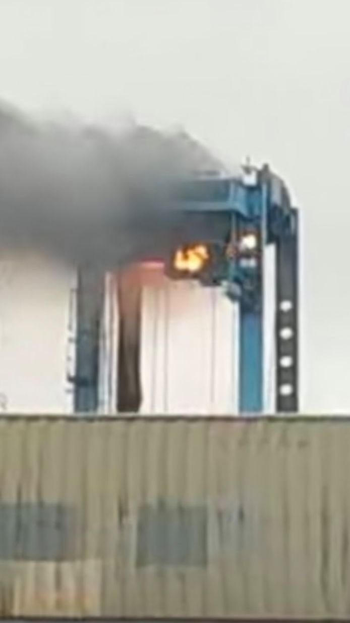 Containerkraan in Zeebrugse haven vat vuur | Brugge | hln.be