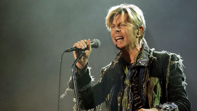 Bowie tijdens een optreden in 2004. Beeld photo_news