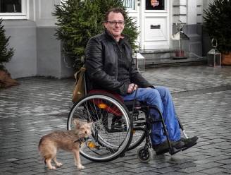 Zaakvoerder Duma Rent schenkt Jan een nieuwe rolstoel nadat hij verlamd raakte na een operatie