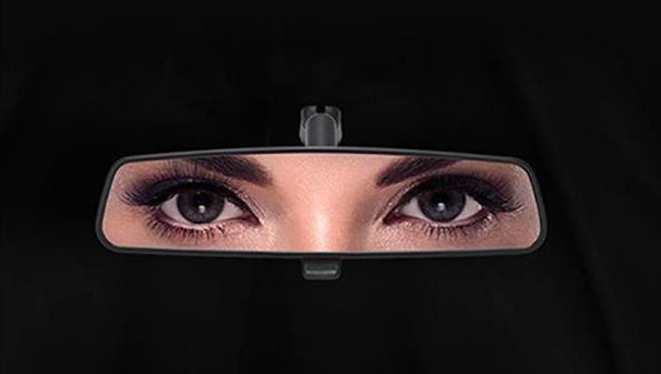 De reclame van Ford springt in het oog: in een achteruitkijkspiegel zijn de ogen van een vrouw te zien, maar de achtergrond is zwart. Daardoor lijkt het alsof je naar een dame in een niqab kijkt.