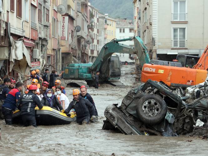 38 doden bij overstromingen in Turkije: “Wagens meegesleurd en huizen vernield in drie steden”