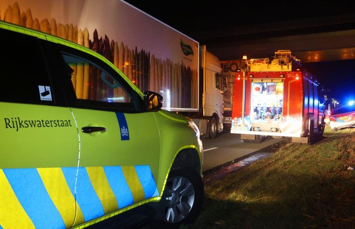 Een persoon is dinsdagavond rond 21.30 uur overleden bij een ongeluk op de N279 bij Heeswijk-Dinther, meldt de politie.