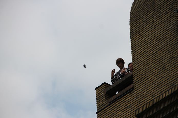 Conservator Hilde Colpaert en cultuurschepen Kurt Himpe smeten tijdens de schoentjesworp schoentjes vanop de toren van Eperon d'Or in het publiek.