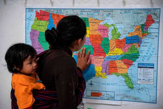 Een Guatemalteekse vrouw bekijkt een kaart van de VS is een opvangkamp in El Paso in Mexico.
