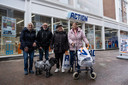 De Action is zaterdag opengegaan in het voormalig V&D-pand. In het midden Leo en Tonia Aarsman en daarnaast zussen Jans (links) en Gerda van Beek. De zussen groeiden op om de hoek.