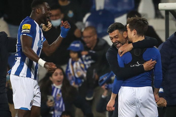 Francisco Conceição vliegt vader Sergio in de armen na zijn winnende goal voor Porto.