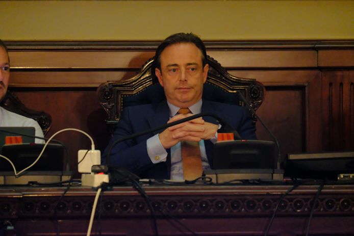 Bart De Wever neemt ruim de tijd om de puzzel van de coalitiegesprekken in Antwerpen te leggen