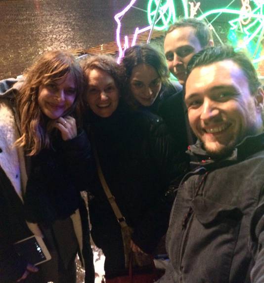 Actrices Nastassja Kinski, Melissa Leo, de zoon van Leo en zijn vriendin en regisseur Kristof namen een selfie.