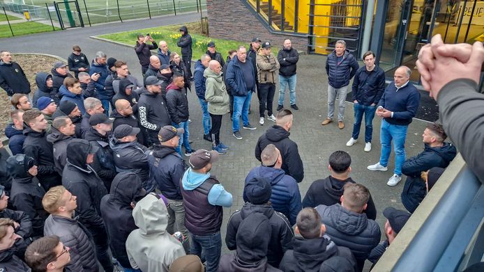 Beoogd Vitesse-eigenaar Coley Parry hoort toe, terwijl commercieel directeur Peter Rovers (rechts) een groep ongeruste supporters te woord staat bij het trainingscomplex van de club op Papendal.