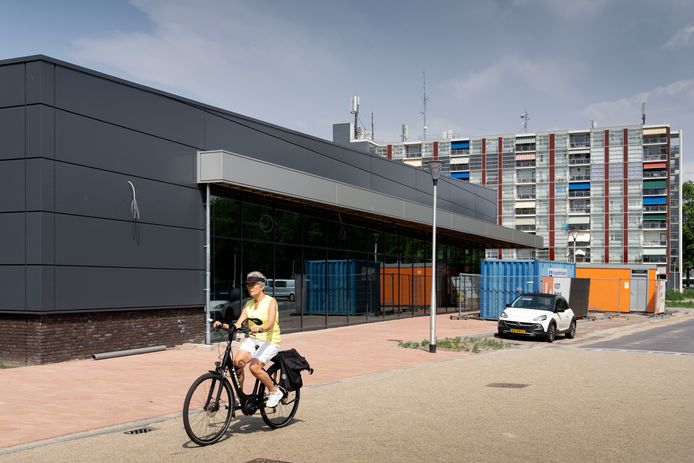 De nieuwe Lidl in Waalwijk in aanbouw. De supermarkt is inmiddels bijna klaar.