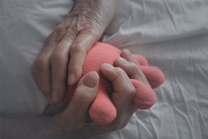 Witse Beyers ontwierp voor haar masterproef een warm handje dat demente bewoners van woonzorgcentra helpt bij het verminderen van hun nachtelijke onrust.