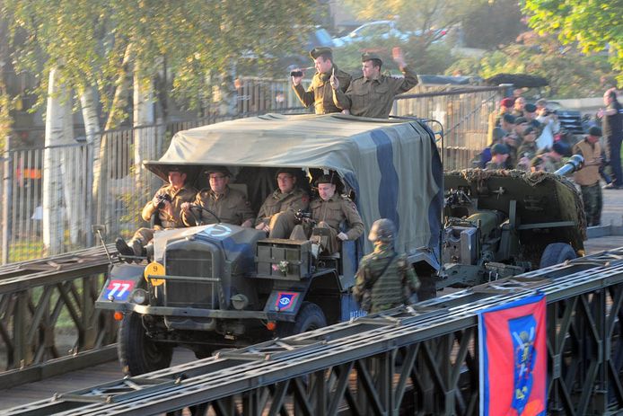 In september 2019 trekken honderden oude legervoertuigen van de Belgische grens via Brabant naar Arnhem.