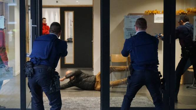 Wat als gewapend individu school binnendringt? Politie traint op scenario in Atheneum Beveren: “Dader(s) zo snel mogelijk uitschakelen is énige prioriteit”