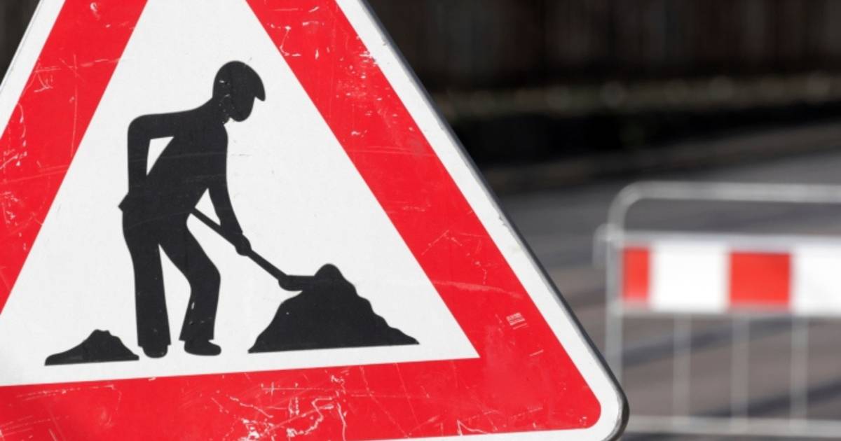 Werkzaamheden aan de weg en kademuur bij haven in Dirksland