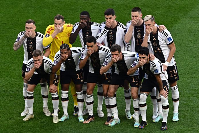 De spelers van Duitsland hielden hun hand op de mond.