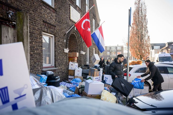 Vrijwilligers bij de moskee waren dinsdag nog druk bezig met spullen inzamelen en sorteren.