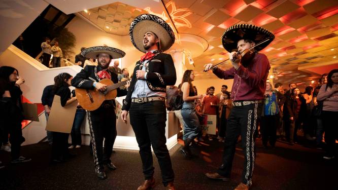ASML-ers gaan los in Muziekgebouw: ‘Ik zag de manager in een samba-band’