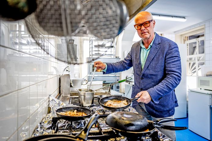 Dries Schilten van Centre Ville in Dordrecht is met spoed op zoek naar een kok.