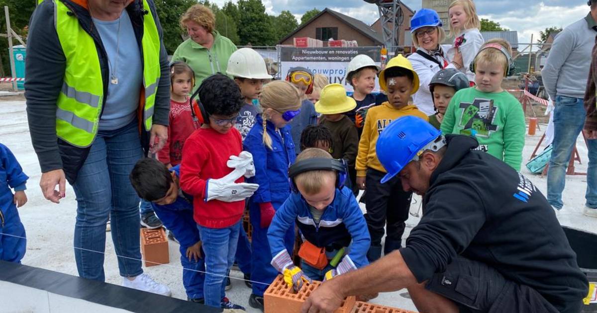 Leerlingen De Horizon leggen eerste steen van nieuwe school in Zondereigen