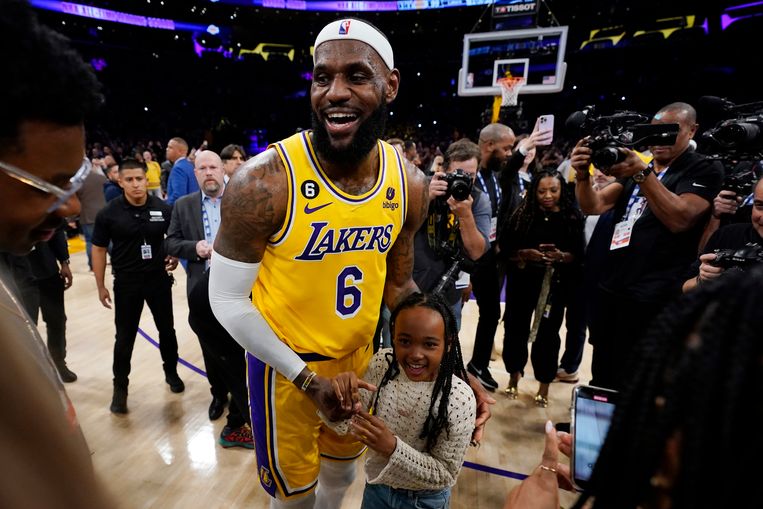 LeBron James met zijn dochter nadat hij Kareem Abdul-Jabbar is gepasseerd om de topscorer aller tijden van de NBA te worden tijdens  een NBA-basketbalwedstrijd tegen de Oklahoma City Thunder. Beeld AP