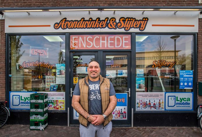 De avondwinkel aan de Oldenzaalsestraat mag weer open. Eigenaar Franko staat voor zijn winkel.