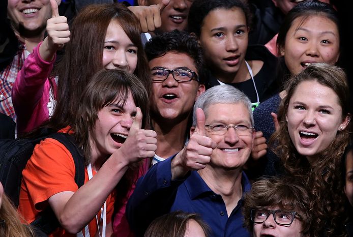 Enkele middelbare scholieren mochten in 2015 de WWDC bijwonen. Apple-ceo Tim Cook ging met hen op de foto.