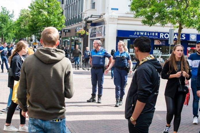 Politie en boa's ontruimden afgelopen zaterdag de binnenstad van Apeldoorn op last van de burgemeester. Het was te druk. En dat kan tijdens het pinksterweekeinde maar zo weer gebeuren.