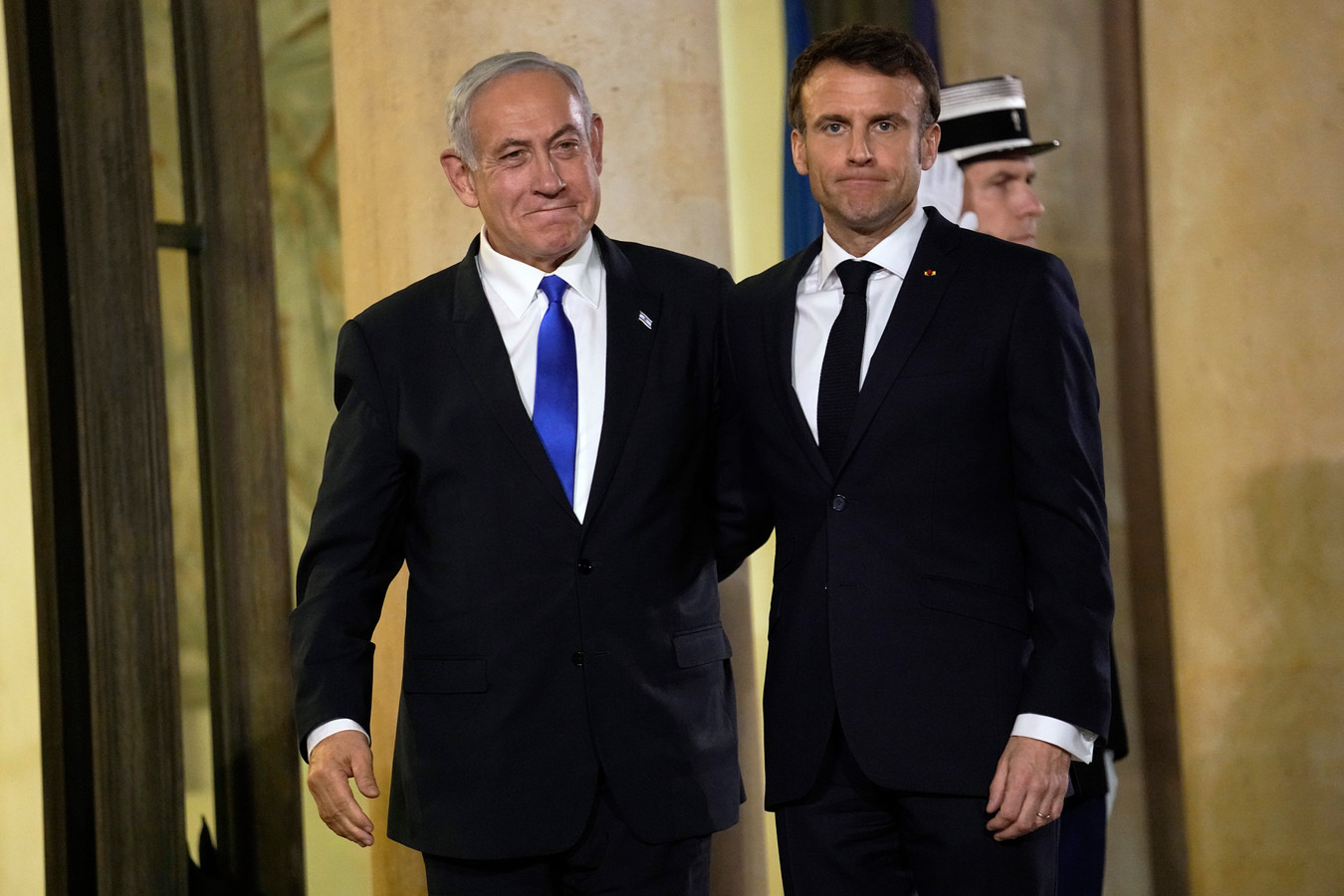 De Franse president Emmanuel Macron (rechts) en de Israëlische premier Benjamin Netanyahu tijdens hun ontmoeting donderdagavond in Parijs.