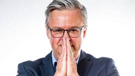 Politiek analist Carl Devos: “Onze politici hebben een scheidsrechter nodig. Di Rupo zou dat kunnen”