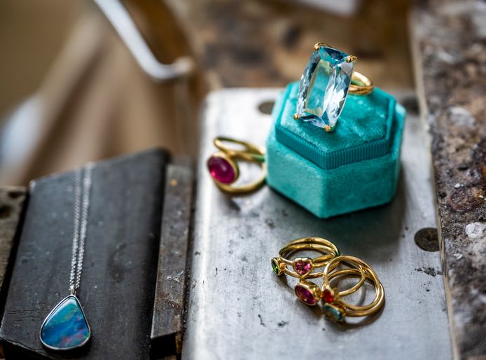 Sieraden met edelstenen.