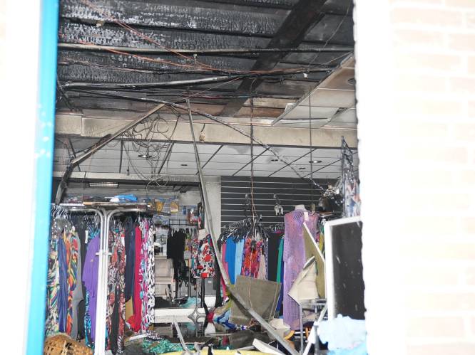 Brand zorgt voor enorme schade bij kledingwinkel, eigenaresse in tranen